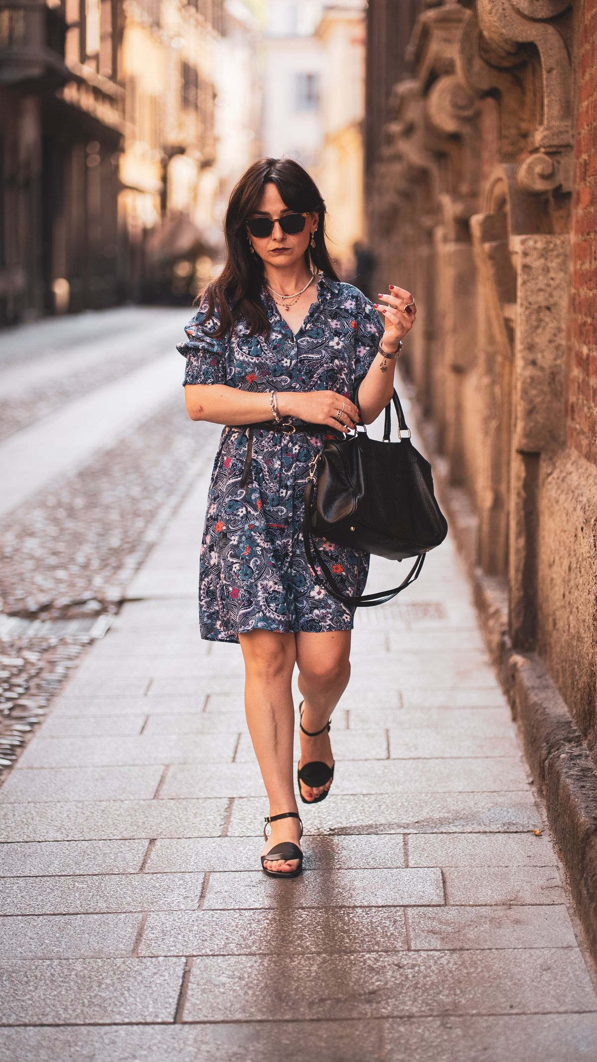 Donna in stile italiano a Milano con look estivo Primadonna